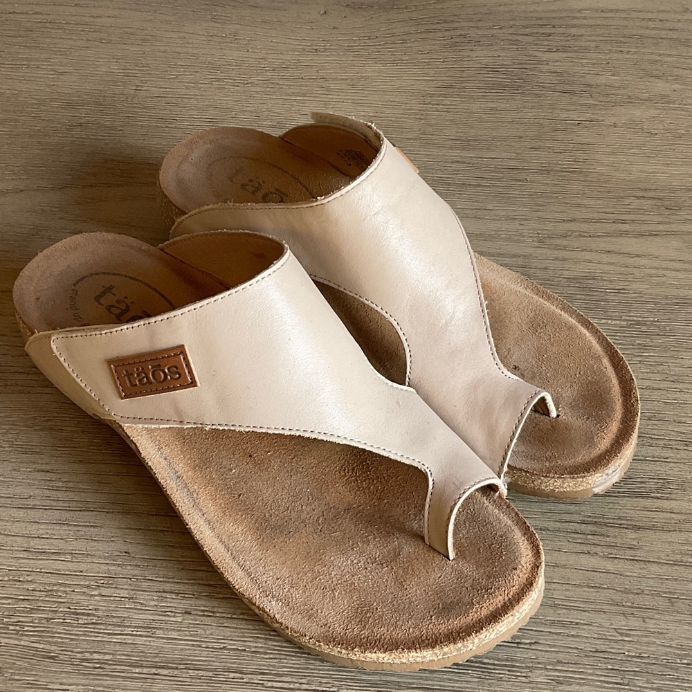 Taos Footwear Women's Tan Loop Sandals